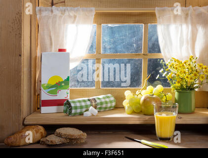 Frühstück mit Milch, Croissants, Apfel und Traube Stockfoto