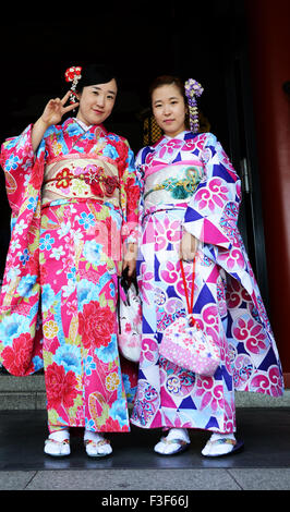 Junge japanische Frauen in bunten traditionellen Kimono Kleider gekleidet. Stockfoto