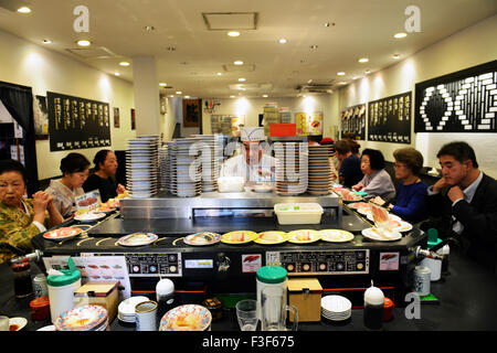 Traditionelle drehende Sushi Bar in Asakusa, Tokio. Stockfoto