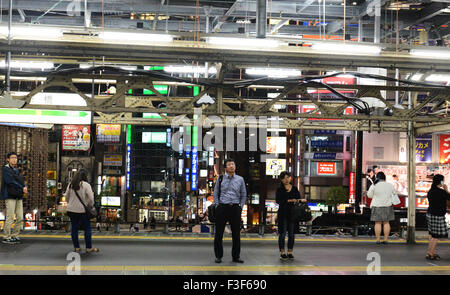 Yamanote Linie Shimbashi Station in der Nacht. Stockfoto