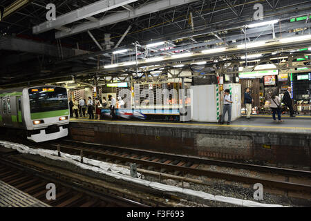 Yamanote Linie Shimbashi Station in der Nacht. Stockfoto