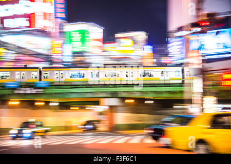 Übergabe des Zuges vor Kabukicho, Shinjuku-Ku, Tokyo, Japan Stockfoto