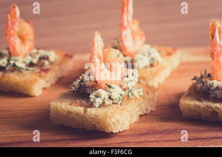 Leckere Garnelen Vorspeise, Tapas auf gebratenen toast Stockfoto