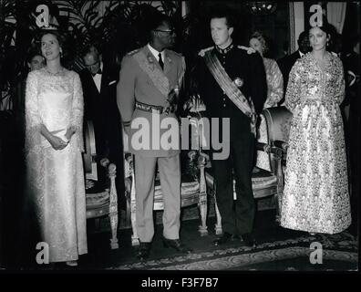 1965 - General Mobutu auf Staatsbesuch in Belgien General Mobutu, Präsident der Republik Kongo, ist auf einem Staatsbesuch in Belgien jetzt Ops; General Mobutu abgebildet mit König Baudouin und Königin Fabiola Prinzessin Paola (rechts) während des Empfangs im königlichen Palast letzte Nacht. © Keystone Bilder USA/ZUMAPRESS.com/Alamy Live-Nachrichten Stockfoto