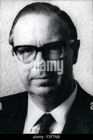 15. Mai 1972 - Ulrich Sahm: Nach April neuer deutscher Botschafter in Moskau. Ministerieller Direktor Ulrich Sahm des Bundeskanzler-Amtes werden deutscher Botschafter in Moskau nach 1. April 1972. Er übernimmt die Position von Helmut Allardt wer pensioniert wird, wenn er alt am Ende des März wird. Ulrich Sahm, in Bochum geboren und lebte in Danzig und Berlin, ist 54 Jahre alt. Nach in den diplomatischen Dienst seit 1951 gehörte, wechselte er an das Palais Schaumburg auf Wunsch von Bundeskanzler Willy Brandt über. Unter anderem hat er die mir Stockfoto