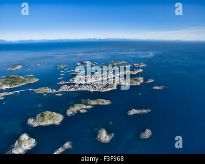 Luftaufnahme des malerischen Fischerhafen Henningsvær auf kleinen Inseln im Meer Stockfoto