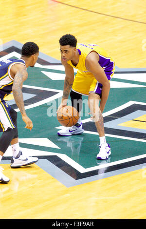 6. Oktober 2015 - Wache Los Angeles Lakers D'Angelo Russell #1 Dribblings gegen die Utah Jazz während der Vorsaison Aktion zwischen den Los Angeles Lakers und die Utah Jazz in der Stan Sheriff in Honolulu, HI. -Glenn Yoza/Cal-Sport-Medien Stockfoto