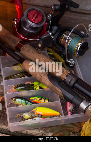 Angeln und Fischen Köder in Box auf Holzbrettern Hintergrund Stockfoto