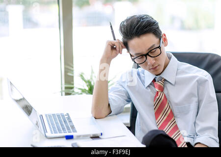 Müde Geschäftsmann ruht am Schreibtisch Stockfoto