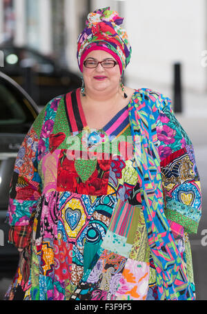 Camila Batmanghelidjh kommt in den BBC News-Studios, die laufenden Skandal mit den Kids Company Kinderhilfswerk zu diskutieren Featuring: Camila Batmanghelidjh wo: London, Vereinigtes Königreich bei: 6. August 2015 Stockfoto