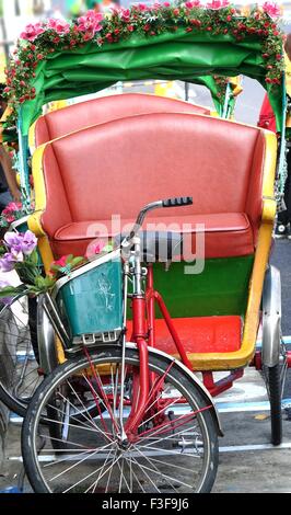 Zwei traditionelle Fahrradrikschas oder Pedicabs sind von der Seite der Straße in Taiwan geparkt. Stockfoto