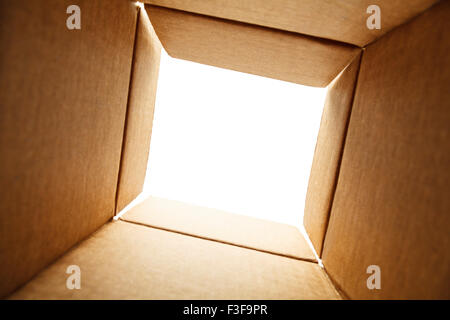 Auf der Suche nach unten aus einer Box mit Leerzeichen kopieren. Stockfoto