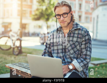 Unternehmer mit Laptop draußen arbeiten. City-lifestyle Stockfoto