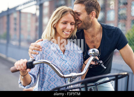 Stadt-paar einander zu lieben, während Sie Fahrrad fahren Stockfoto