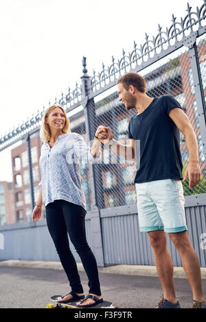 Mann und Frau, die eine gute Zeit, herumalbern Stockfoto