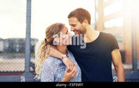 Paar sucht in jedem anderen Augen während lächelnd Stockfoto