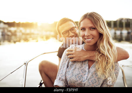 Junges Paar In Liebe sitzen außen an einem warmen Sommertag Stockfoto