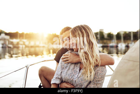 Liebespaar Leben draußen an einem Sommerabend zu genießen Stockfoto