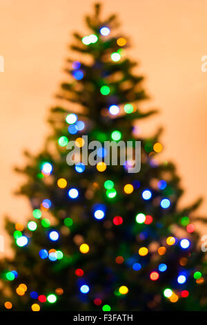 Eine helle multicolor Bokeh erstellt durch eine Reihe von de-fokussierten Lichter am Weihnachtsbaum. Stockfoto
