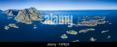 Schöne Antenne Panorama von Henningsvær, malerischen Fischerdorf auf den Lofoten Inseln, Norwegen Stockfoto