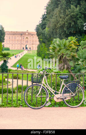 Leihrad im Königspalast von Caserta, Italien Stockfoto