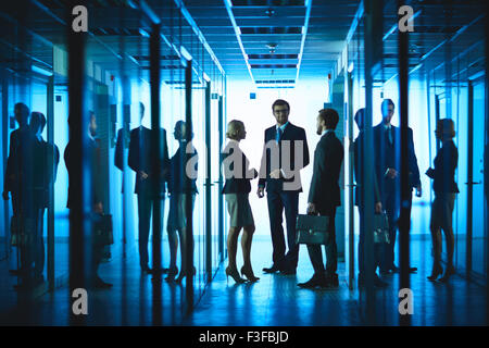 Gruppe von Geschäftsleuten mit treffen im Korridor des Business Centers Stockfoto