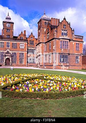 Ansicht der Aston Hall mit Frühlingsblumen im Vordergrund, Aston, Birmingham, West Midlands, England, Vereinigtes Königreich, West-Europa. Stockfoto