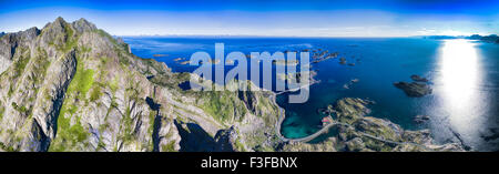 Malerische aerial Panorama der Fischerort Henningsvær auf den Lofoten-Inseln, beliebtes Touristenziel in Norwegen Stockfoto