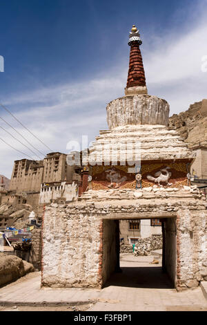 Indien, Jammu & Kashmir, Ladakh, Leh, östliche Stupa Tor zur Altstadt, traditionellen weißen chorten Stockfoto