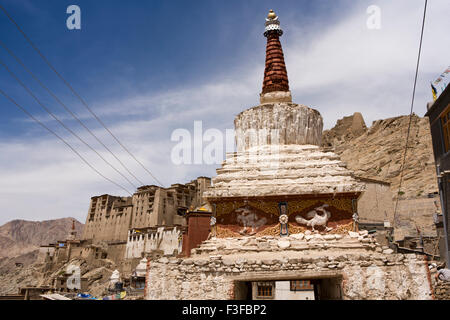 Indien, Jammu & Kashmir, Ladakh, Leh, östliche Stupa Tor zur Altstadt, traditionellen weißen chorten Stockfoto