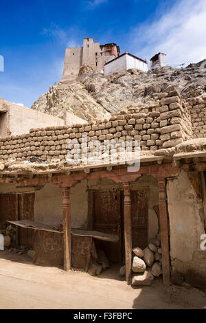 Indien, Jammu & Kashmir, Ladakh, Leh, Tehsildar Tor, alte geschnitzte Gateway Tehsildar Office Stockfoto