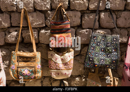 Indien, Jammu & Kashmir, Ladakh, Leh, lokal hergestellt bestickte Umhängetaschen für den Verkauf in der Sonne hängen Stockfoto