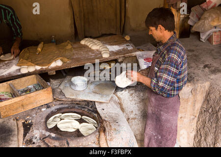 Indien, Jammu & Kashmir, Ladakh, Leh, Chutauyrangtak Street, Bäcker Vorbereitung Ladakhi Brot backen im Tandoor-Ofen Stockfoto