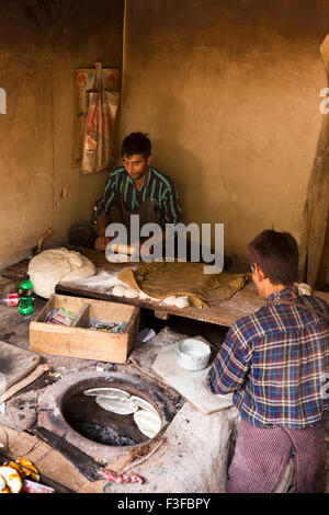 Indien, Jammu & Kashmir, Ladakh, Leh, Chutauyrangtak Street, Bäcker Ladakhi Brotbacken im Tandoor-Ofen Stockfoto