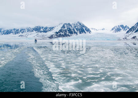 Boot vor den Monacobreen Gletscher, Liefdefjorden, Spitzbergen, Norwegen Stockfoto