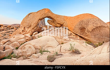 Sonnenuntergang über Bogen in Joshua Tree Nationalpark, Kalifornien, USA. Stockfoto