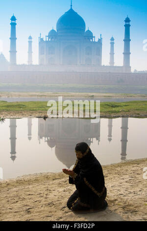 Eine muslimische Frau mit Namaz vorderen Mogul Denkmal Taj Mahal wundere mich sieben Welt Kaiser Shah Jahan Agra gebaut Stockfoto