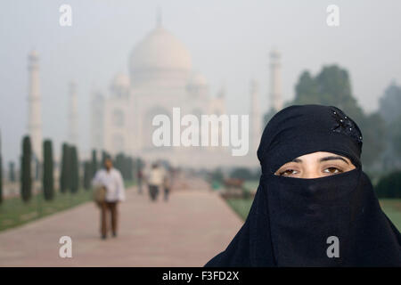 Eine muslimische Frau vor Taj Mahal Mogul Denkmal Weltwunder sieben von Kaiser Shah Jahan erbaut; Agra Stockfoto