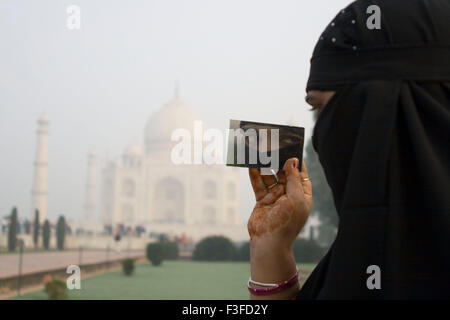 Eine muslimische Frau vor Taj Mahal Mogul Denkmal Weltwunder sieben von Kaiser Shah Jahan erbaut; Agra Stockfoto