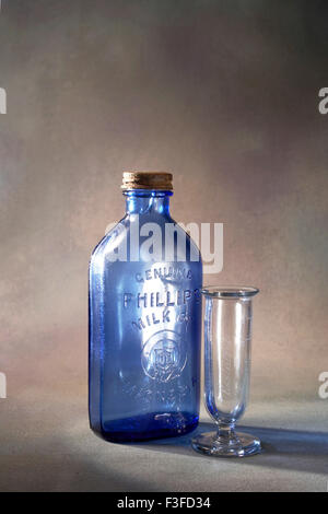 Kunst klassische Glaswerk Flasche mit abstrakten Hintergrund Stockfoto
