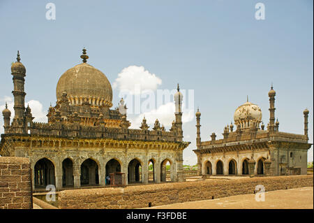 Islamische Architektur von Ibrahim Adil Shah II 1580 1626 für seine Königin erbaut; Ibrahim Roza; Bijapur; Karnataka; Indien Stockfoto