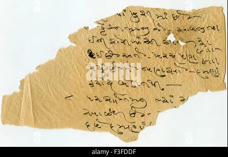 Alte zerrissene Vintage antike Gujarati handschriftliche schwarze Tinte Brief Papier; Gujarat; Indien; Asien Stockfoto