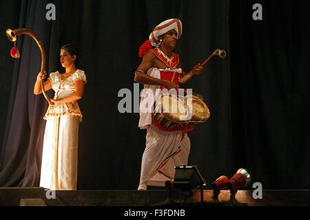 Kendyan Kunst Tanz Drama traditionellen kulturellen Erbes Sri Lanka weht Conch Shell und die Trommel; Traditionelle Begrüßung Stockfoto