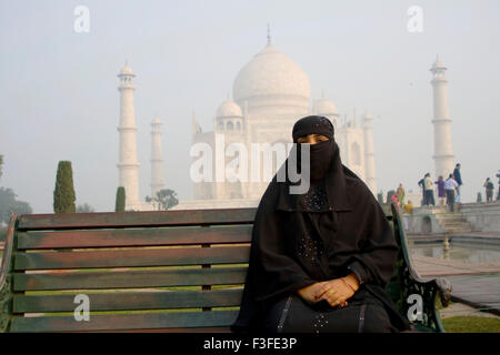 Muslimische Frau vor Taj Mahal Mogul Denkmal Weltwunder sieben von Kaiser Shah Jahan erbaut; Agra Stockfoto