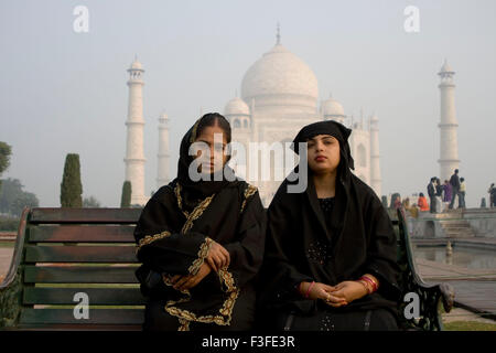 Muslimische Frauen vor Taj Mahal Mogul Denkmal Weltwunder sieben von Kaiser Shah Jahan erbaut; Agra Stockfoto