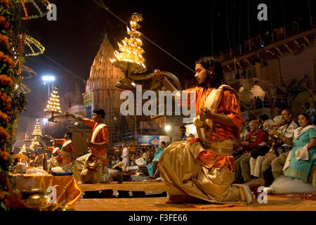 Priester tun Ganga Aarti Abend; Varanasi; Uttar Pradesh; Indien Stockfoto