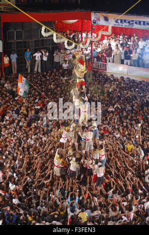 Dahi Hundie; Menschliche Pyramide; Janmashtami Janmashtami Gokul Ashtami Govinda Festival; Bombay Mumbai; Maharashtra Stockfoto