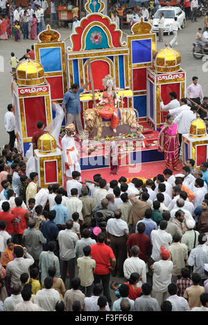 Navaratri Dandiya Garba Festival; Prozession der Ma Ambadevi; Bhavani Devi Kalwa, Tembhi Naka; Thane; Maharashtra Stockfoto