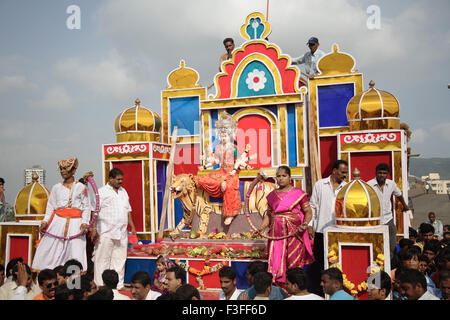 Navaratri Dandiya Garba Festival; Prozession der Ma Ambadevi; Bhavani Devi Kalwa, Tembhi Naka; Thane; Maharashtra Stockfoto