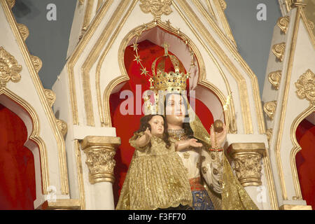 Idol der Mount Mary Kind Jesus Hand außerhalb Mount Mary Kirche Mount Mary Festival Bandra Bombay Mumbai Maharashtra Stockfoto